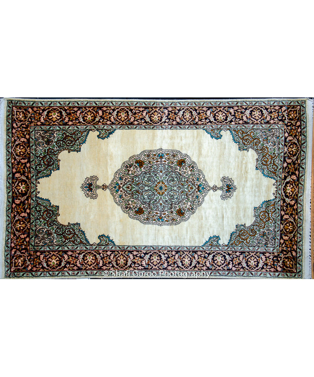 Regular silk carpet, size: 3 feet by 5 feet