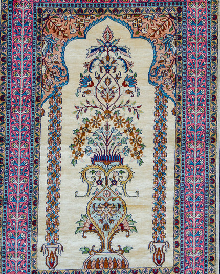 Regular silk carpet, size: 3 feet by 5 feet