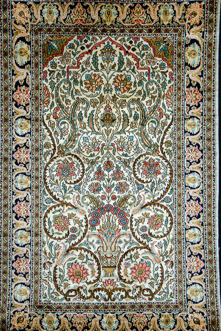 Regular silk carpet, size: 3 feet by 5 feet
